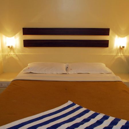 Hotel Golden Palace Pvt Ltd Mumbai Exteriör bild