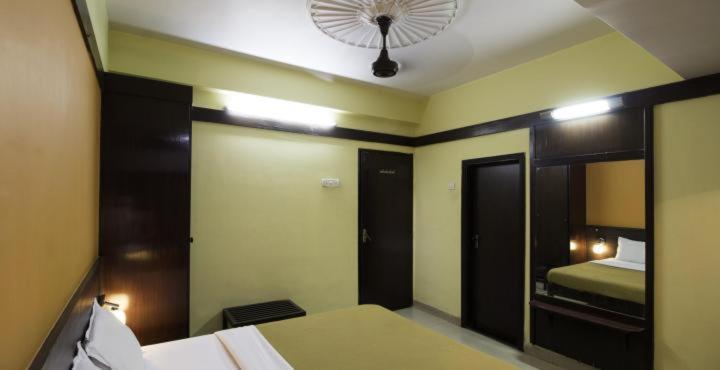 Hotel Golden Palace Pvt Ltd Mumbai Exteriör bild
