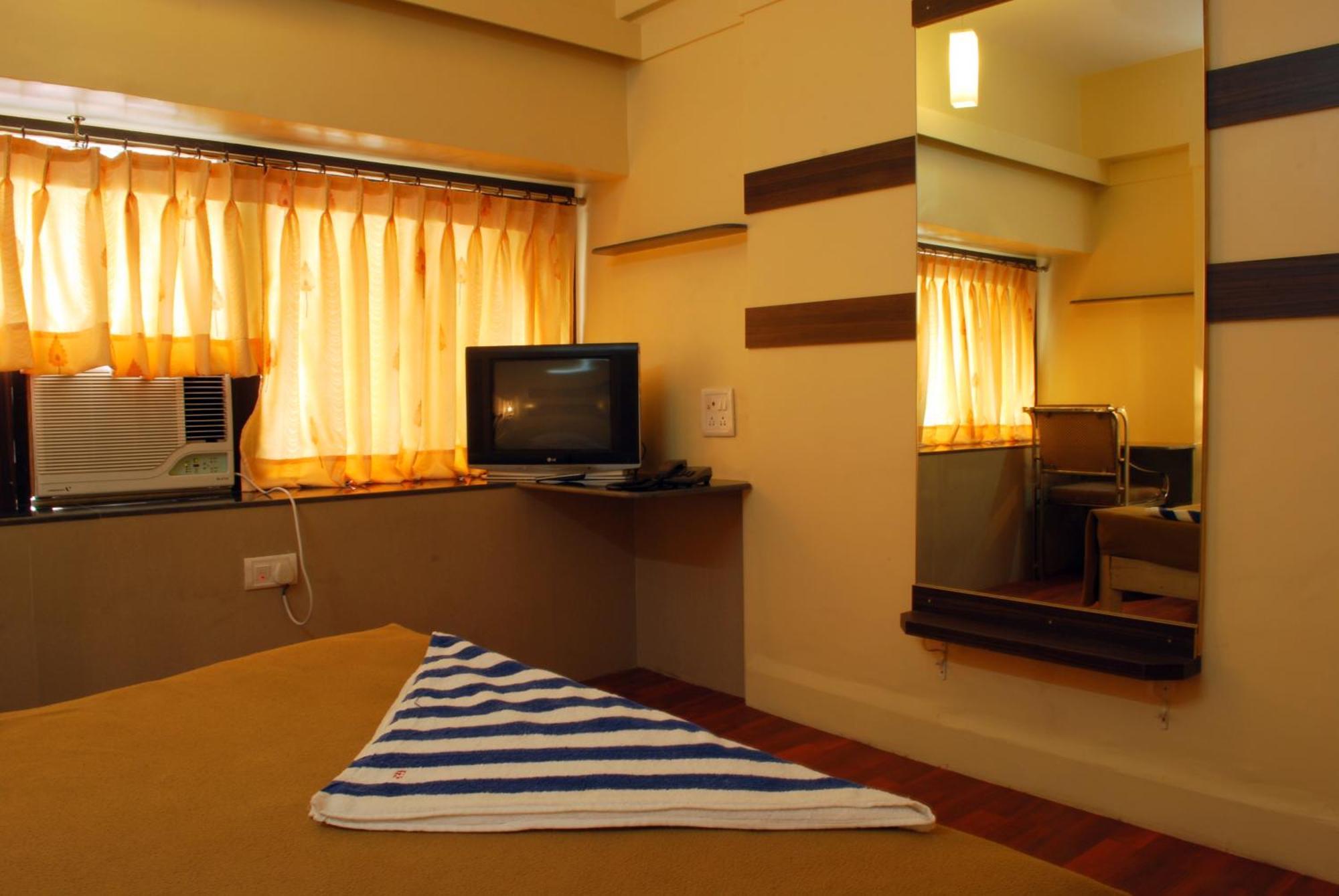 Hotel Golden Palace Pvt Ltd Mumbai Exteriör bild