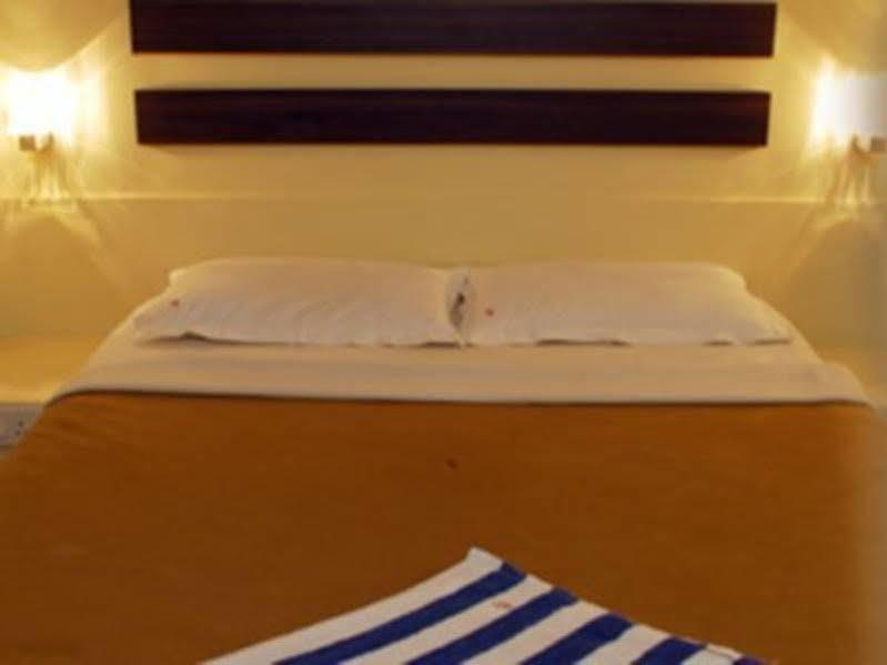 Hotel Golden Palace Pvt Ltd Mumbai Exteriör bild